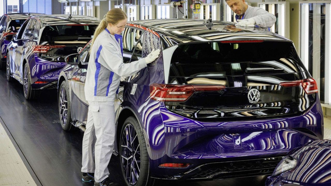 Volkswagen’de ipler gerildi: 4 fabrika ve 50 bin çalışan için kritik gün