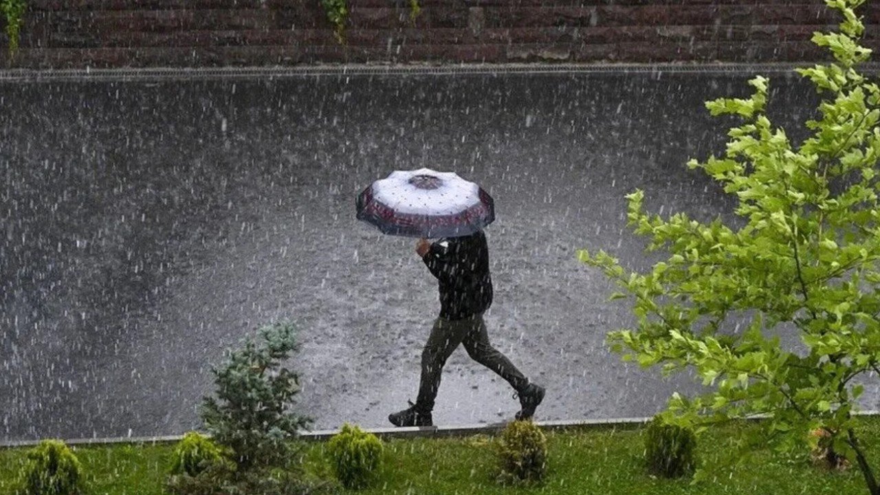 Meteoroloji’den kuvvetli yağış alarmı: Sıcaklıklar 6 derece birden düşecek