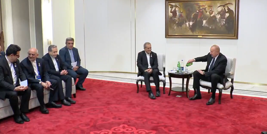 Zirvede samimi anlar! Pezeşkiyan ve Aliyev’in Türkçe sohbeti damga vurdu!