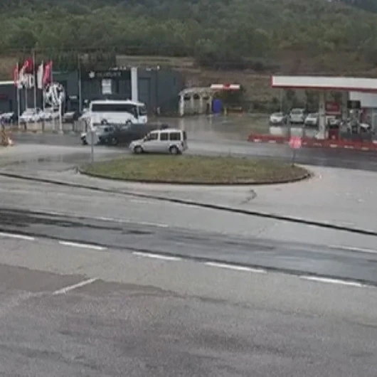 Yalova’da otomobilin ikiye bölündüğü feci kaza kamerada