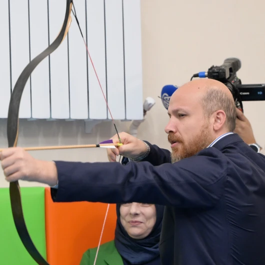 Bilal Erdoğan çocuklarla ‘Ya Hak’ diyerek ok attı