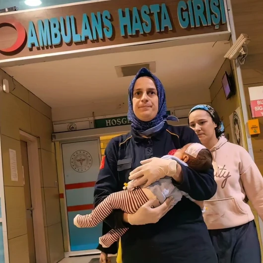 Kanepeden düşen 2 aylık bebek yaşam mücadelesi veriyor
