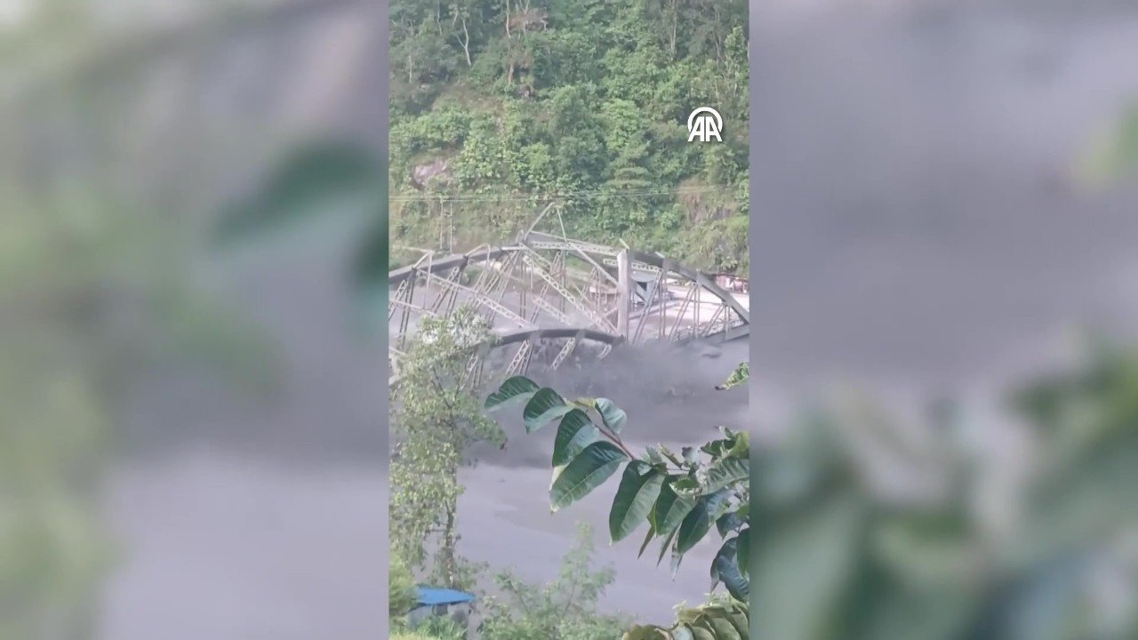 Nepal’de sel nedeniyle evler ve köprüler yıkıldı