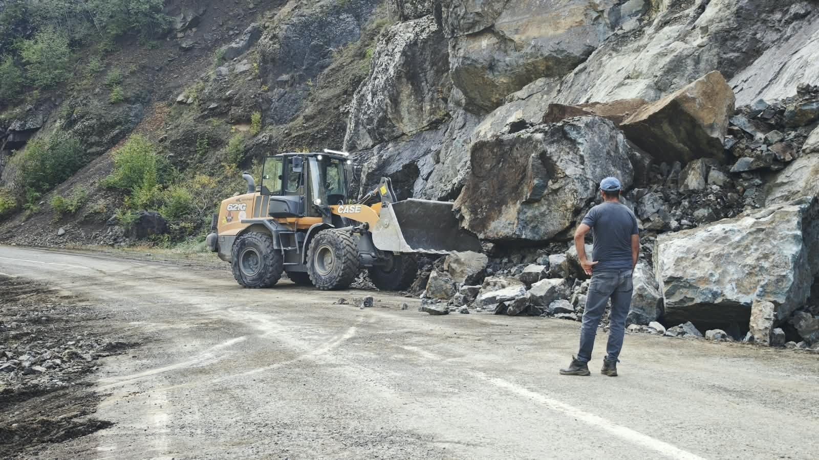 Artvin’de heyelan nedeniyle köy yolu ulaşıma kapandı
