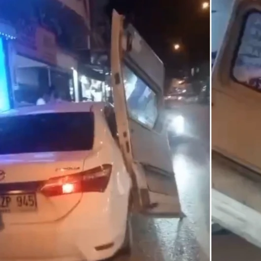 Minibüsün kapısı çarptığı otomobilde asılı kaldı