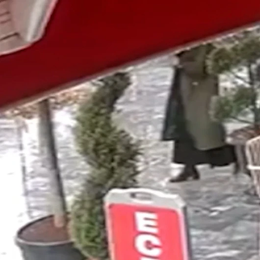 Ölümden saniyelerle kurtuluş kamerada: Kontrolden çıkan otomobil ortalığı savaş alanına çevirdi