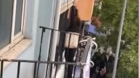 Genç kadın, otelin tabelasına çıkıp yardım isterken düştü!