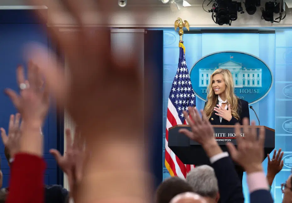 Trump’ın yeni sözcüsüyle ilgili tartışmalar sürüyor. “Avukatım” demişti, baro kaydı bulunamadı