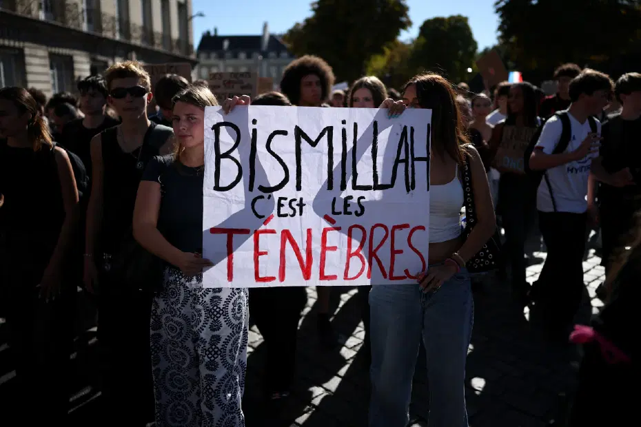 Fransa’da eylemciler neden “Bismillah, c’est les ténèbres” sloganını kullanıyor?