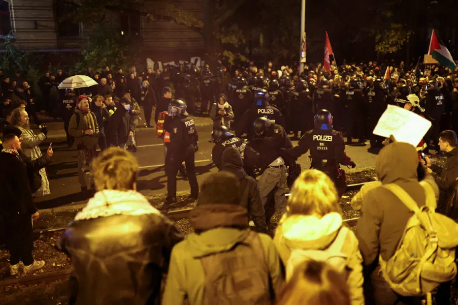 Avrupa’daki protesto dalgası Almanya’ya sıçradı, polis göstericiler müdahale etti