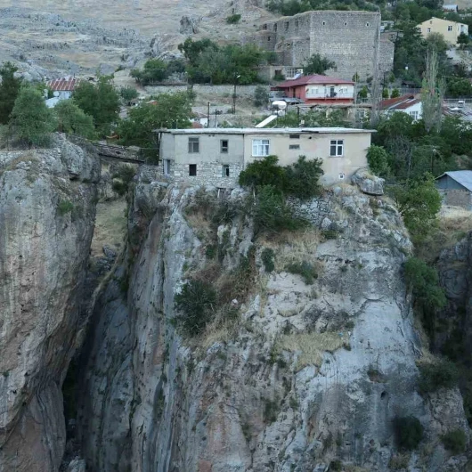 Bu evi gören bir daha bakıyor: Farklı kayalardaki ev ve bahçesine köprü ile ulaşım sağlanıyor