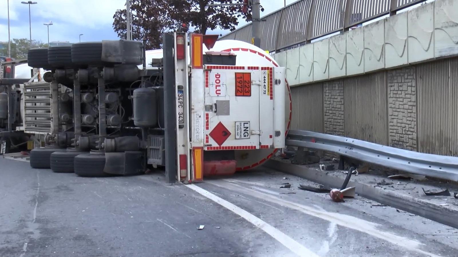 Bakırköy’de LNG tankeri devrildi! Yol trafiğe kapatıldı