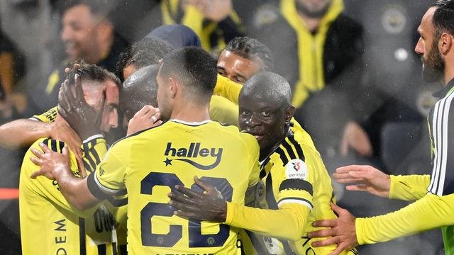 Kadıköy’de derbi ateşi yandı! Fenerbahçe taraftarından Galatasaray derbisi öncesi olay tezahürat
