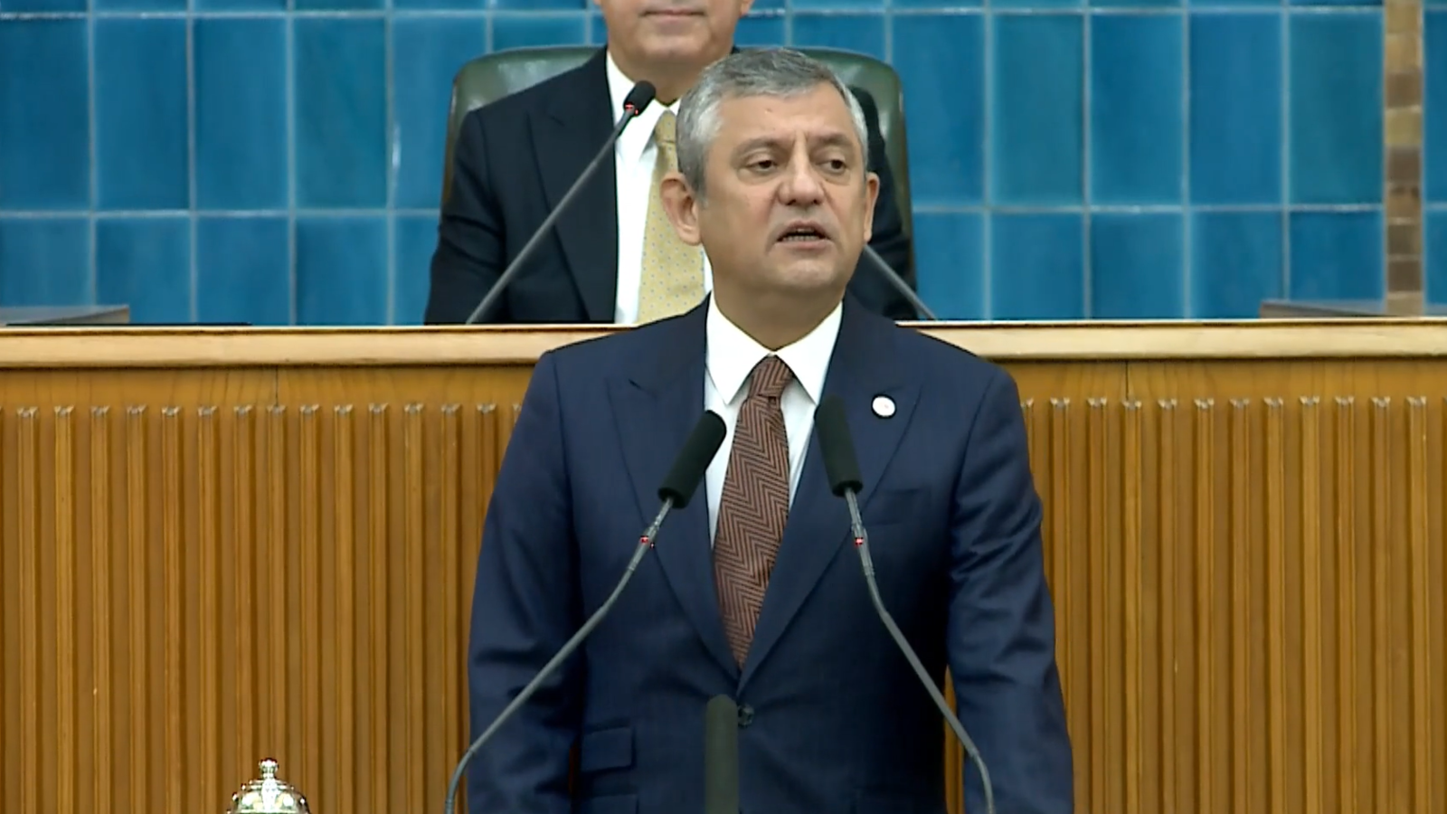 Özel’den fon krizinde gündem yaratan istifaya tepki