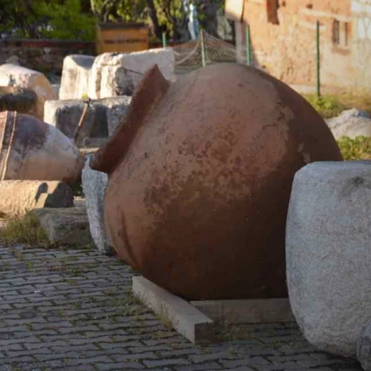 Kazı çalışmasında bulunan bin 800 yıllık küp, zamanında buzdolabı görevi görüyormuş