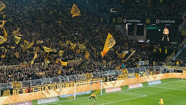 Borussia Dortmund maçta telefonunu kilitleyen taraftara ödül verecek