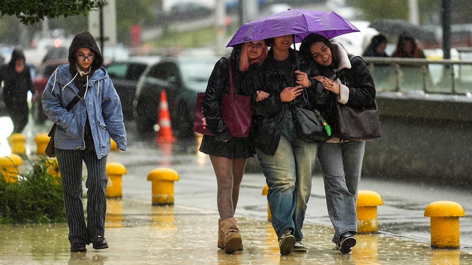 İstanbul’a sağanak geri dönüyor! Saatler içinde başlayacak