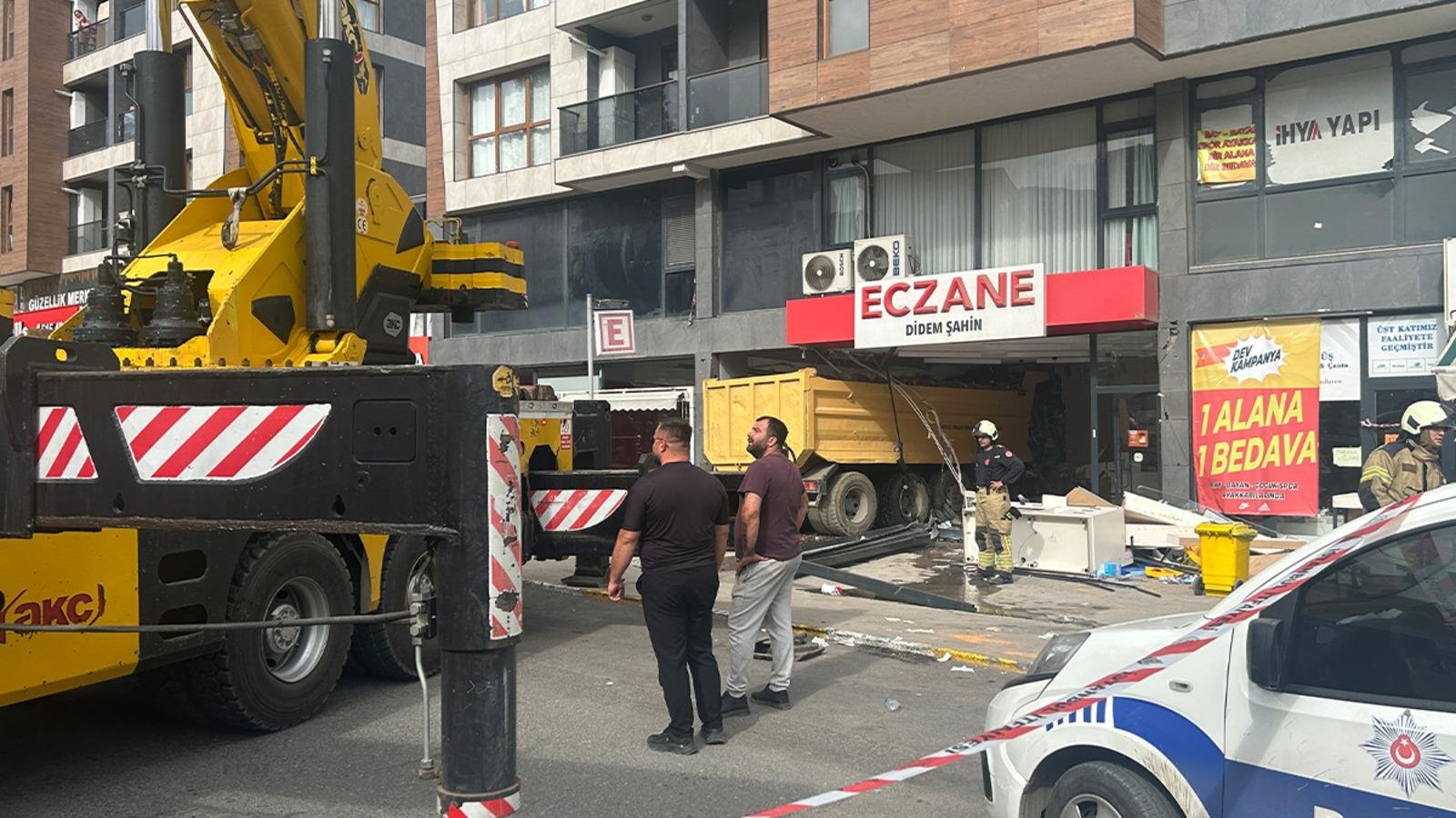 Freni boşalan hafriyat kamyonu eczaneye daldı! Ortalık savaş alanına döndü