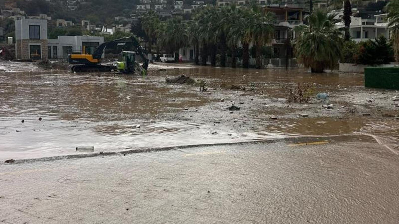 Turizm cennetini su bastı! İlçeden fotoğraflar geldi, iş yerleri su altında kaldı
