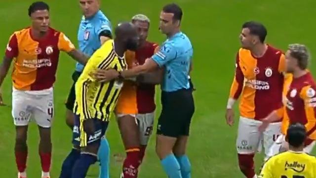 Galatasaray-Fenerbahçe derbisi kavgayla başladı! Sahada ortalık karıştı