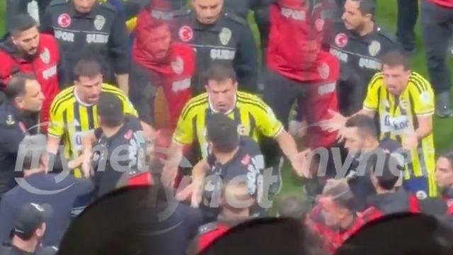 Derbinin ardından Fenerbahçe’de Mert Hakan Yandaş polislerle tartıştı