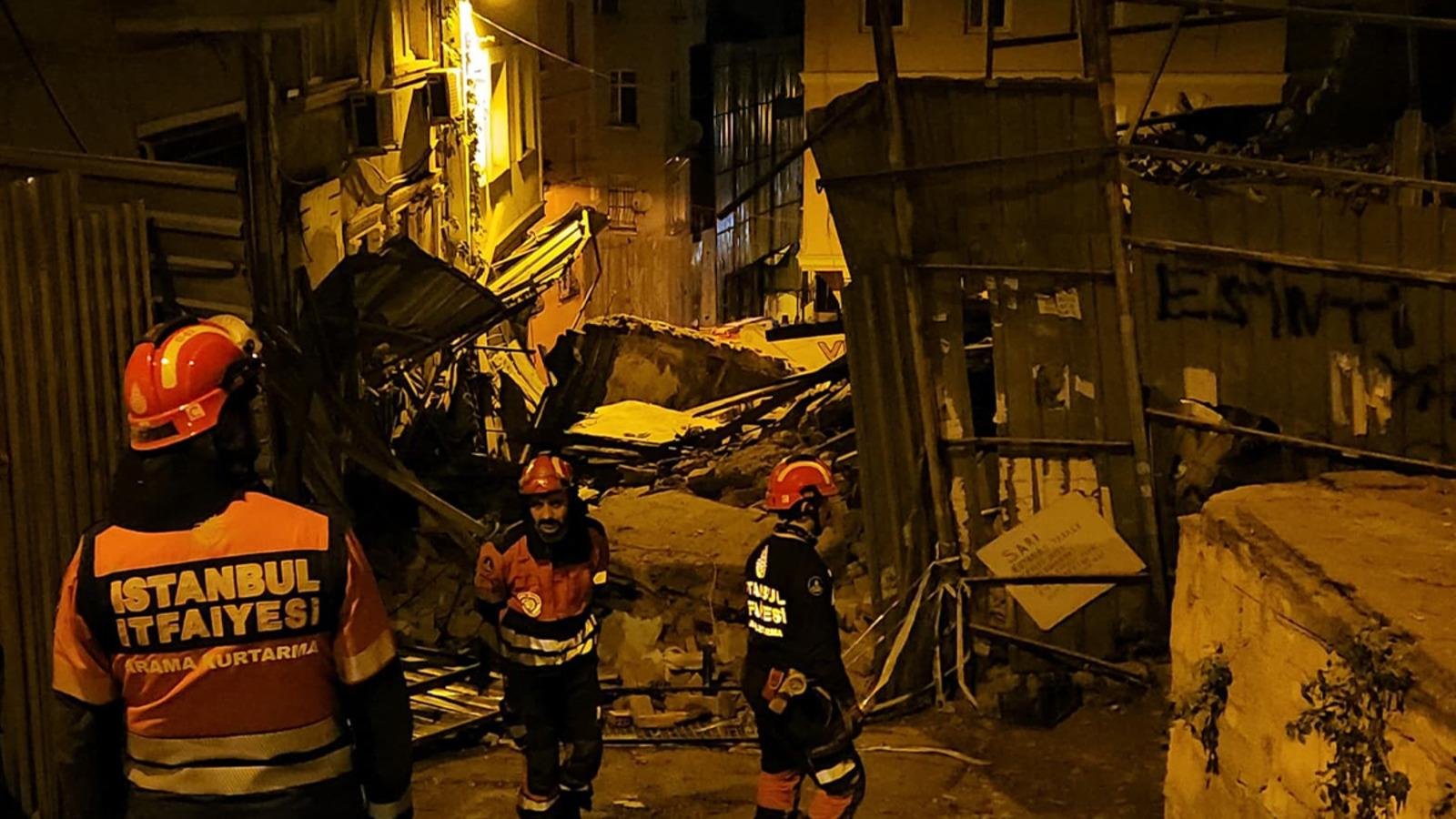 Beyoğlu’nda 5 katlı bina çöktü! Ekipler seferber oldu