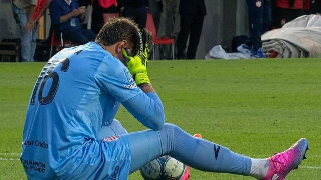 Fernando Muslera sevenlerini korkuttu! Maçta bir anda kendini yere bıraktı