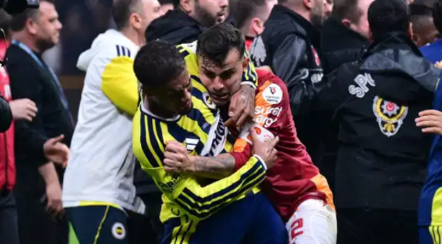 Galatasaray-Fenerbahçe derbisinin faturası kesildi! Abdülkerim Bardakcı ve Archie Brown’un cezaları belli oldu