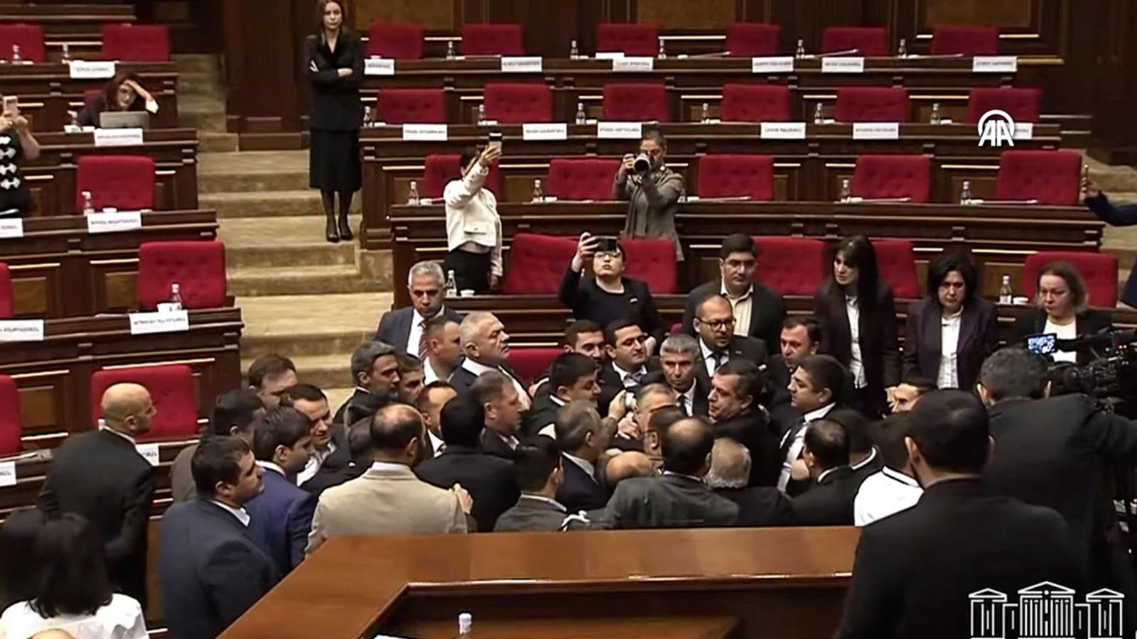 Ermenistan Parlamentosu’nda yumruk yumruğa kavga! Meclis savaş alanına döndü