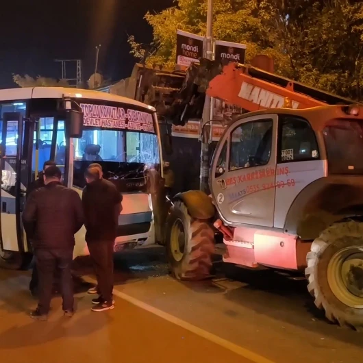 Kars’ta karşı şeride geçen halk otobüsü iş makinesine çarparak durabildi