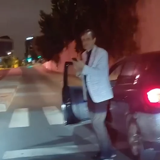 Kızını beklemek için yol kapattı
