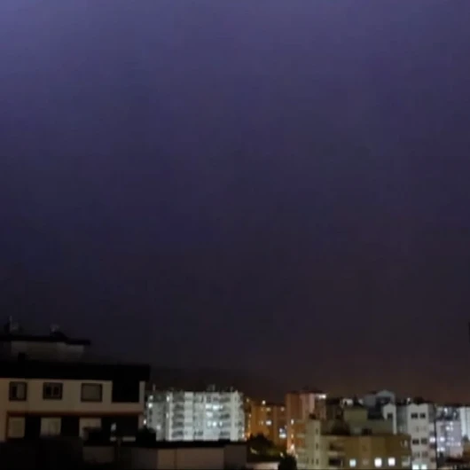 Adana’da fırtınayı görüntülemeye çalışan muhabirler yıldırımın düşme anını kaydetti