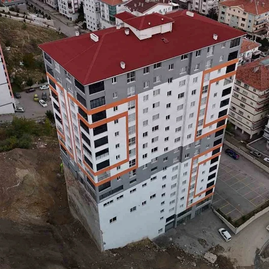 Ankara’da korkutan toprak kayması: Çöken duvar bina temelini gün yüzüne çıkardı