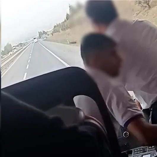 Van otobüsünde tehlikeli hareket: Seyir halindeyken şoför değiştiler