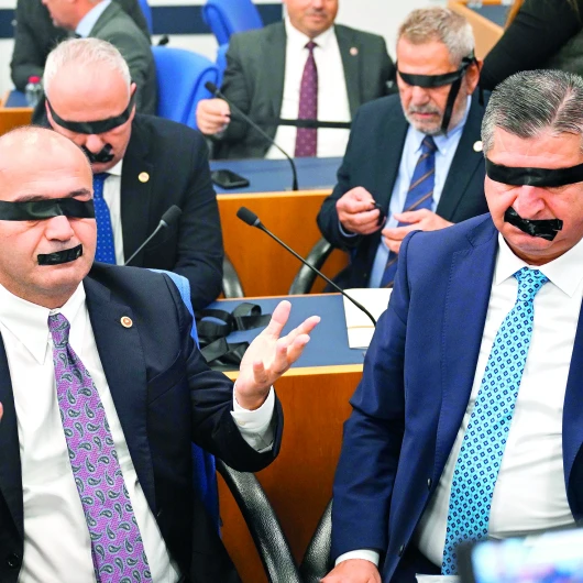 Rezil olduk: Yeni Parti’de bantlı eylem pişmanlığı