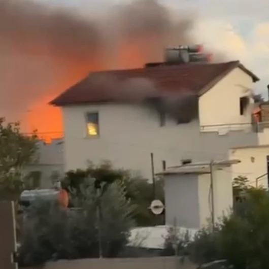Antalya’da iki katlı evin çatısı alevlere teslim oldu