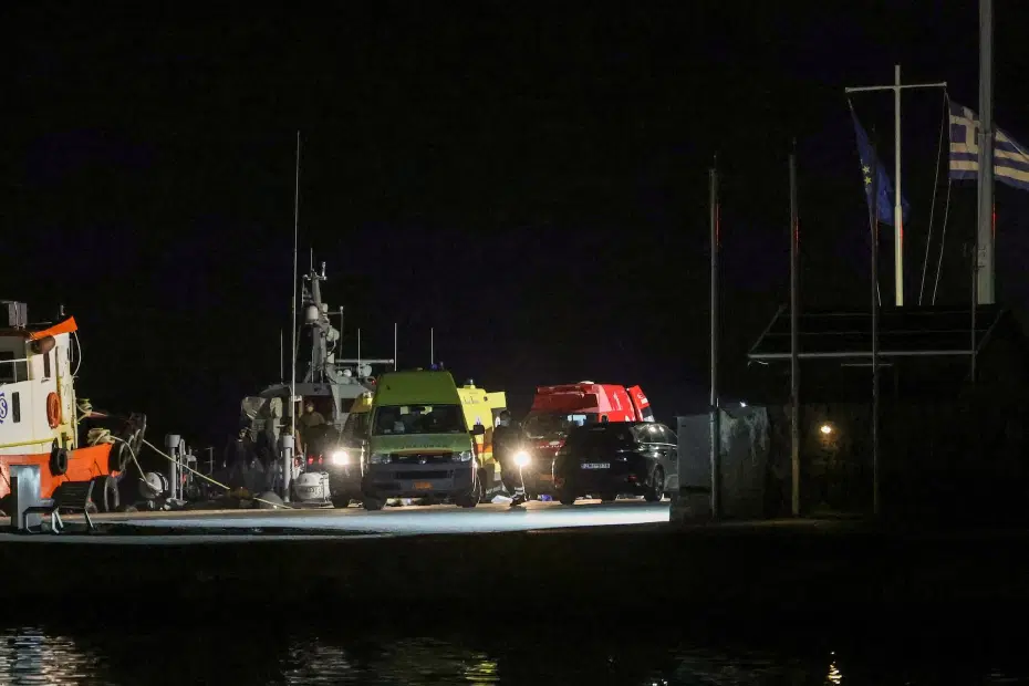Midilli açıklarında göçmen teknesi battı. Altı ölü, sekiz yaralı