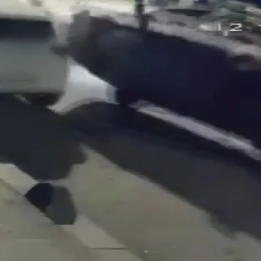 Arnavutköy’de otomobil park halindeki araca çarpıp yan yattı