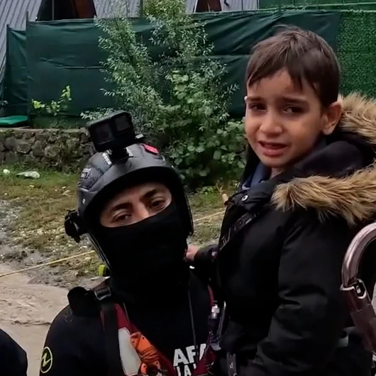 AFAD ekiplerinin selde mahsur kalanları kurtarma anları kamerada: Korkan çocuğu böyle teselli ettiler