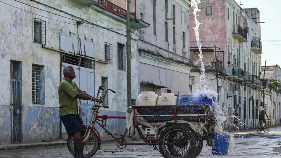 Küba’da milyonlarca kişi susuz kaldı. Halk kuyu kazıyor