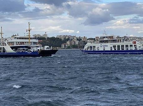 Gökçeada ve Bozcaada feribot seferlerine fırtına engeli