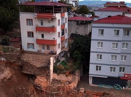 Kahramanmaraş’ta temel kazısında toprak kaydı, 2 bina boşaltıldı