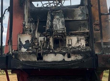 Edirne’de kooperatife ait biçerdöver yandı