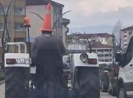 Bolu’da şaşkına çeviren manzara! Kafasına duba taktı… Traktörle trafikte ilerledi