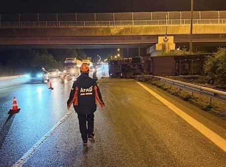 Düzce’de feci kaza! Anadolu Otoyolu’nda parfüm yüklü tır devrildi