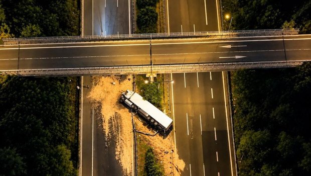 Kimyasal yüklü TIR devrildi! Trafik kilitlendi