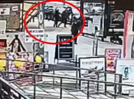 Bağdat Caddesi’nde korku dolu anlar! İkiz kardeşlerin üzerine devrildi