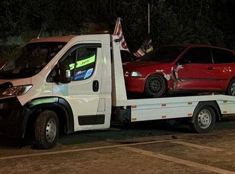 Karşı yönden gelen aracın sıkıştırdığı otomobil park halindeki araçlara çarptı; 1’i ağır 3 yaralı