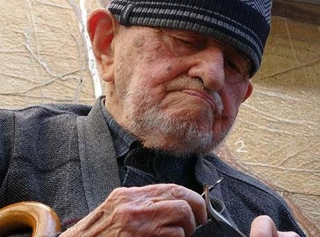 Evine gidip 1 saat yalvardılar, 97 yaşında işine geri döndü: Şehirde tek