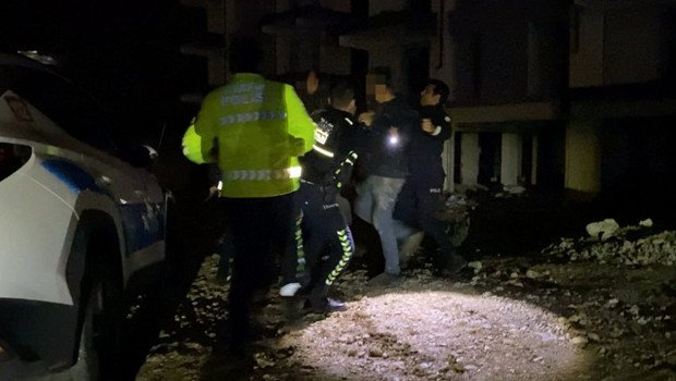 ‘Dur’ ihtarına uymayıp polisten kaçtılar! Otomobildeki 2 kişi ‘sürücü ben değilim’ diyerek tekme-tokat kavga etti
